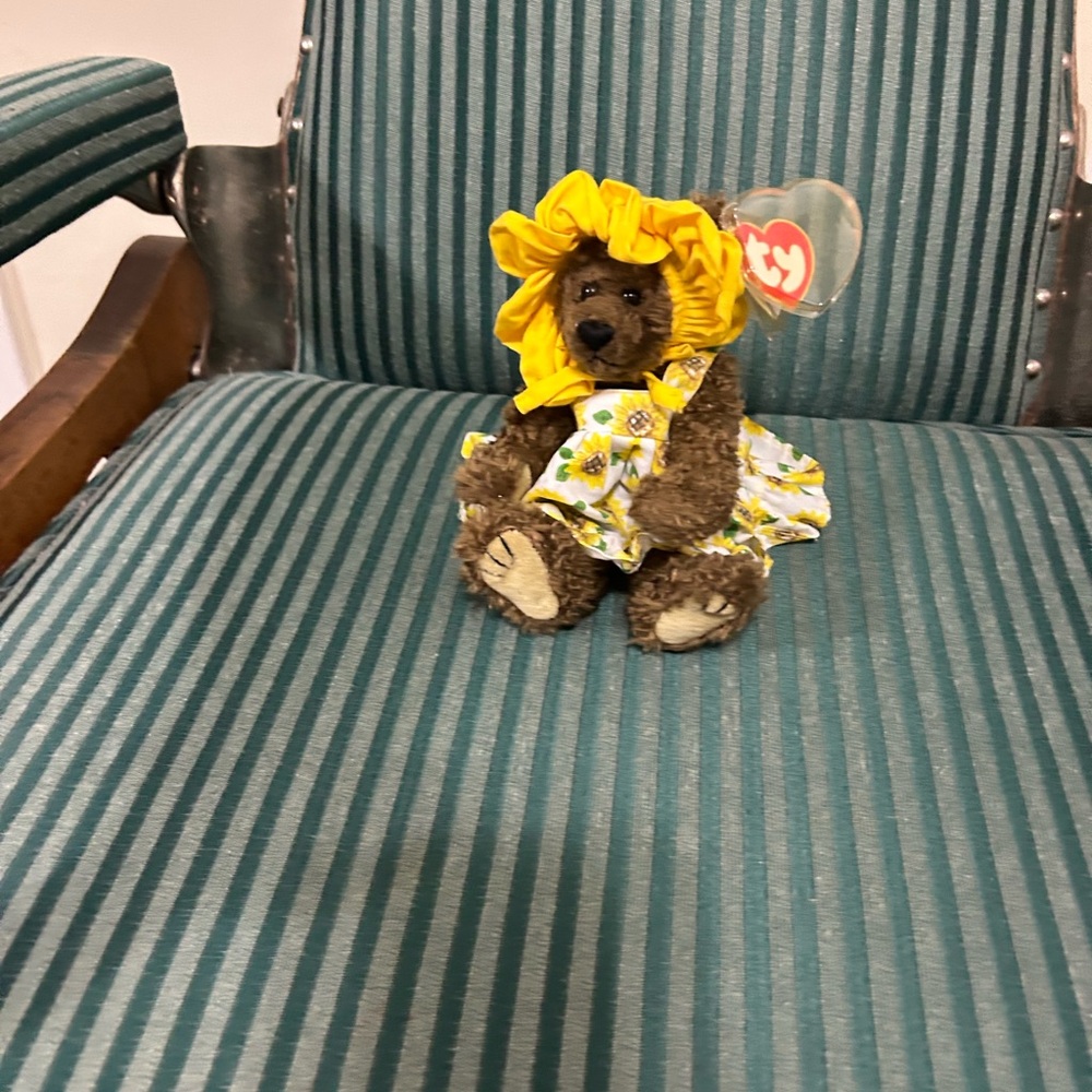 Ty Brown Otter with Yellow Sunflower Accessory 2000 yr Vintage